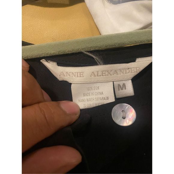 Annie Alexander Black 100% Silk Mother of Pearl Button Blouse, Size Medium - Picture 4 of 7